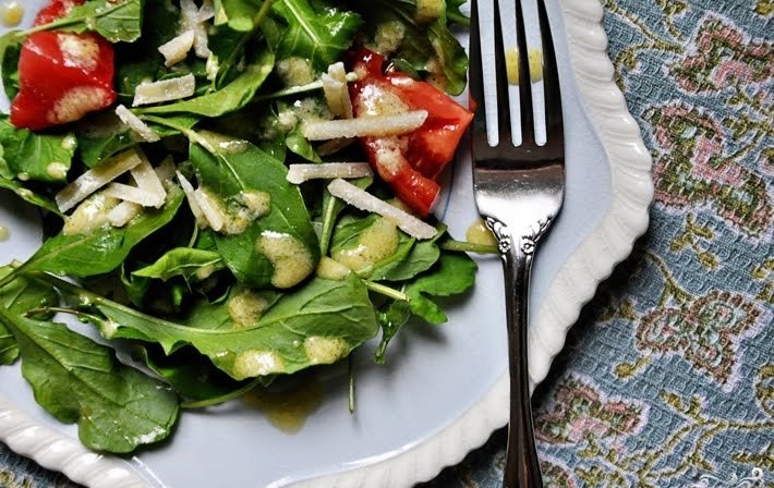 Салат с рукколой и помидорами