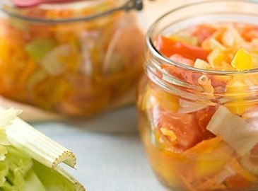 Салат из помидоров с морковью и сельдереем