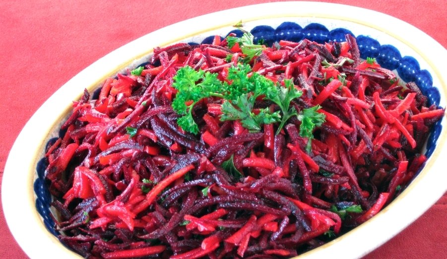 Салат из свежей моркови и свеклы