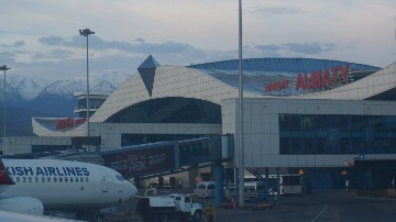 Аэропорт в бывшей столице Казахстана. — в Международный Аэропорт Алматы.