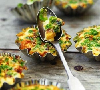 Овощные маффины с зеленым горошком